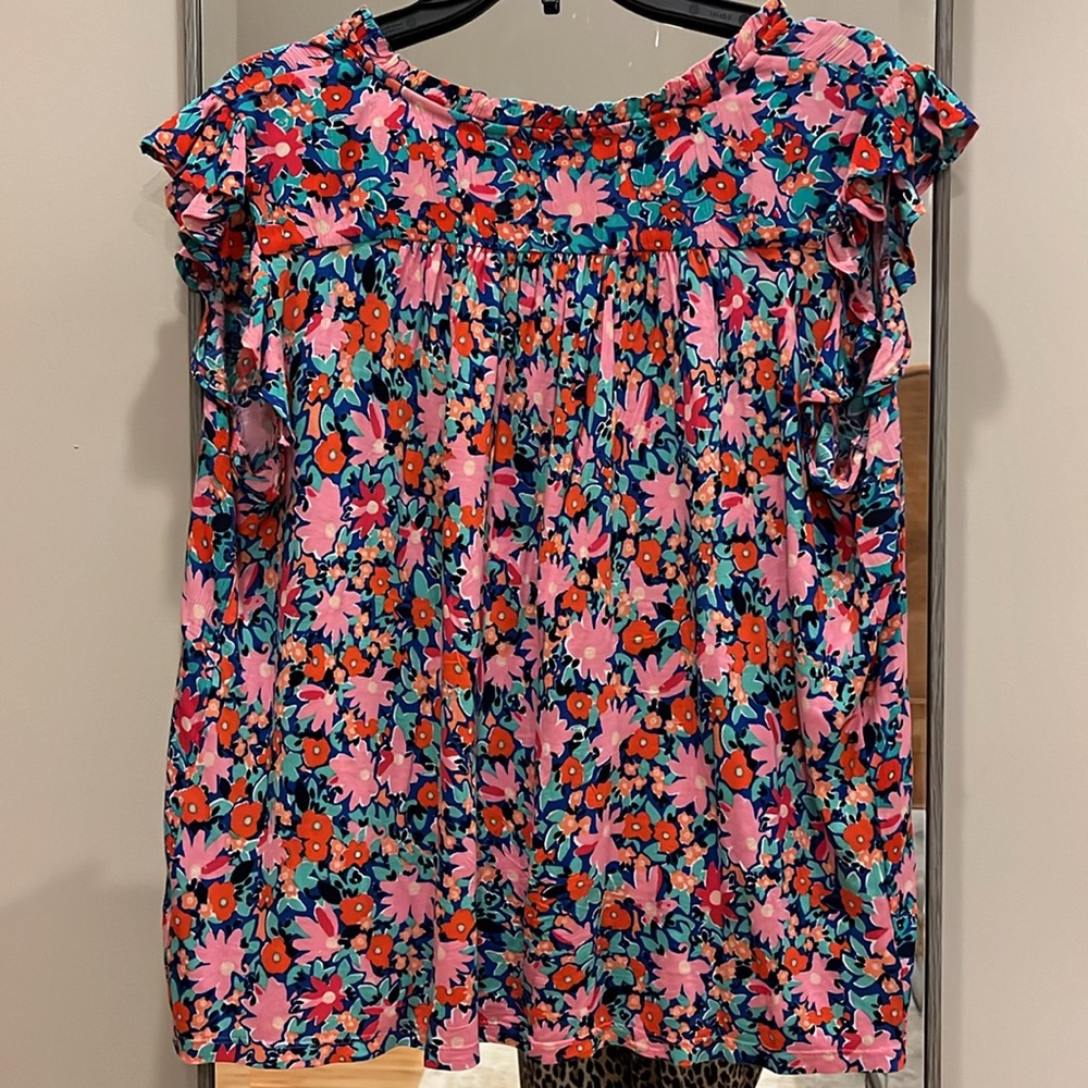 Loft- Petite Large flutter sleeve top mixed media print - Picture 2 of 4